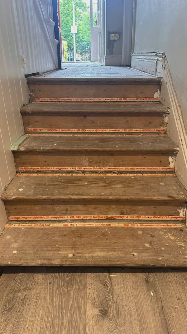 Solid tumbled parquet flooring . This stunning parquet flooring just bursts to enhancement with this stunning 6mm solid brass detail #basketweave #mansionweave #parquetflooringkildare#parquetflooringwaterford #parquetfloors #solidparquetflooring #herringboneflooring #parquetflooringwexford#parquetflooringdublin #parquetflooringkilkenny  #plankflooring #parquetflooringlaois #parquetflooringkildare #plankflooring  #oakflooring #oakherringbone #salvageparquet #tumbledparquetflooring #parquet #woodenflooring #solidbrass #bona